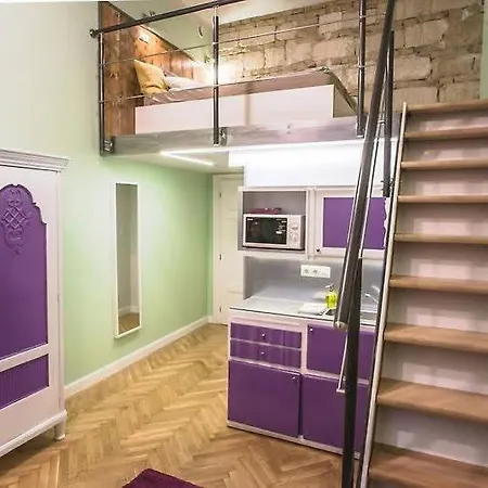 Economy Hollo Budapesta