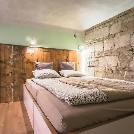 Economy Hollo * Budapešť