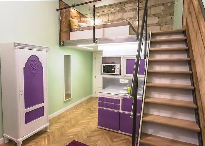 Economy Hollo Budapest